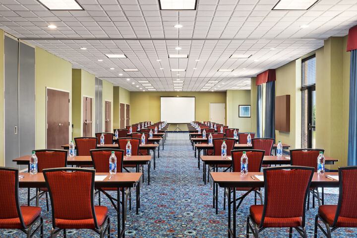 Holiday Inn Express & Suites Akron Regional Airport Area by IHG