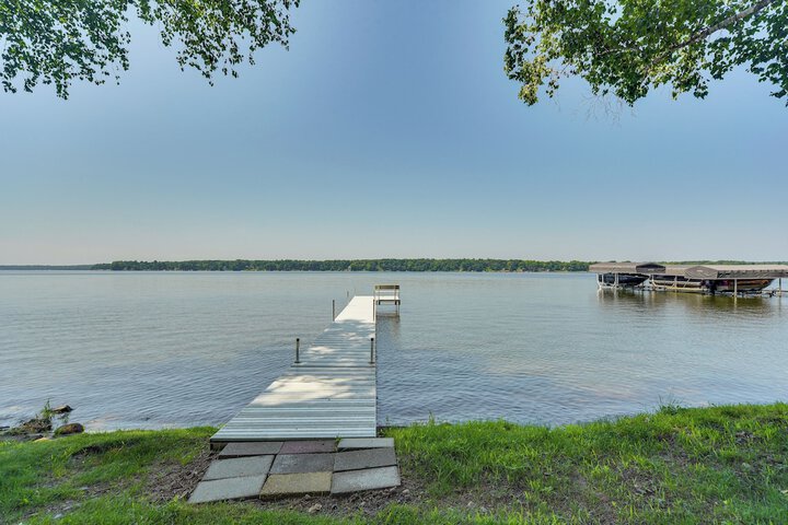 Spacious Luxury Cabin w / Deck & Dock on Bone Lake
