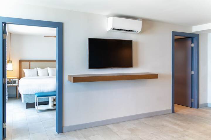 Room 34 of 108