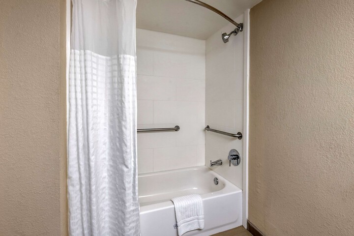 Room 16 of 38