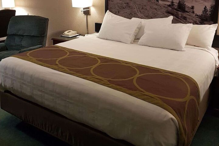 Super 8 by Wyndham 100 Mile House