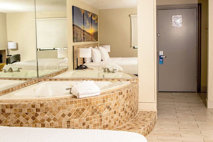 Days Inn and Suites by Wyndham Hammond IN
