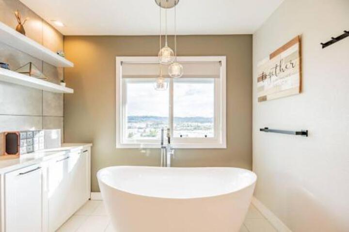 Luxurious 5B4B Home with Pool and View
