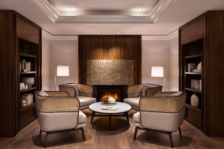 Lounge 129 of 171