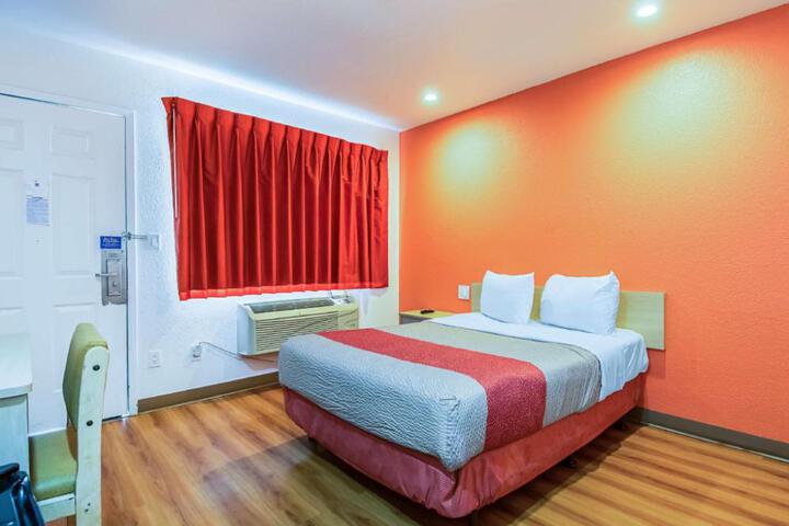 Motel 6-Bakersfield CA - Airport