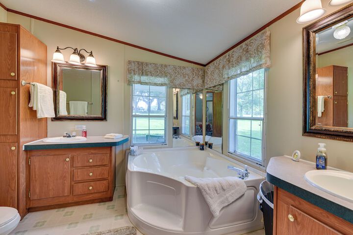 Sunny Florida Escape w / Screened-in Patio & Grill!