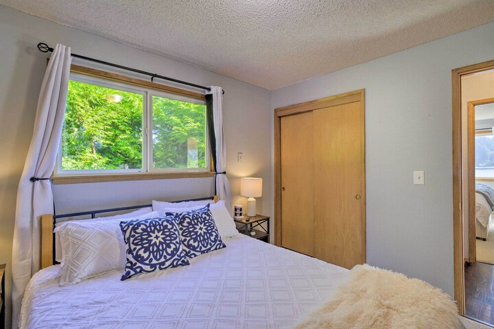 Waterfront Gig Harbor Home w / Furnished Deck