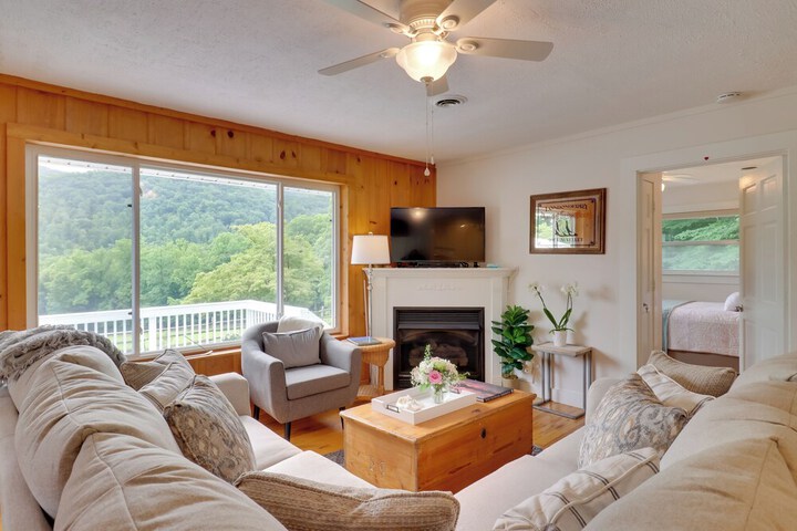 Candler Cabin w / Deck & Mount Pisgah Views!
