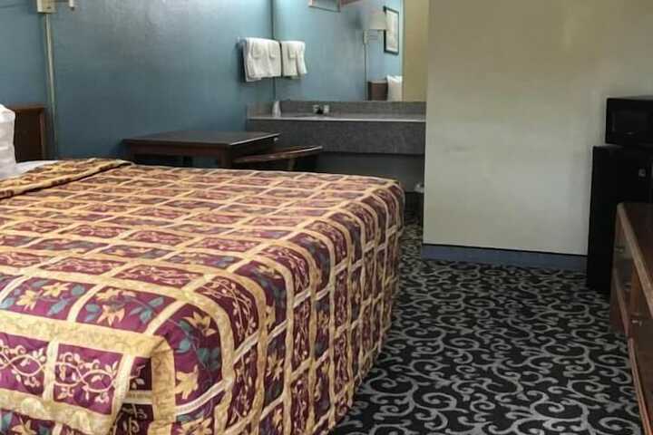 Room 4 of 17