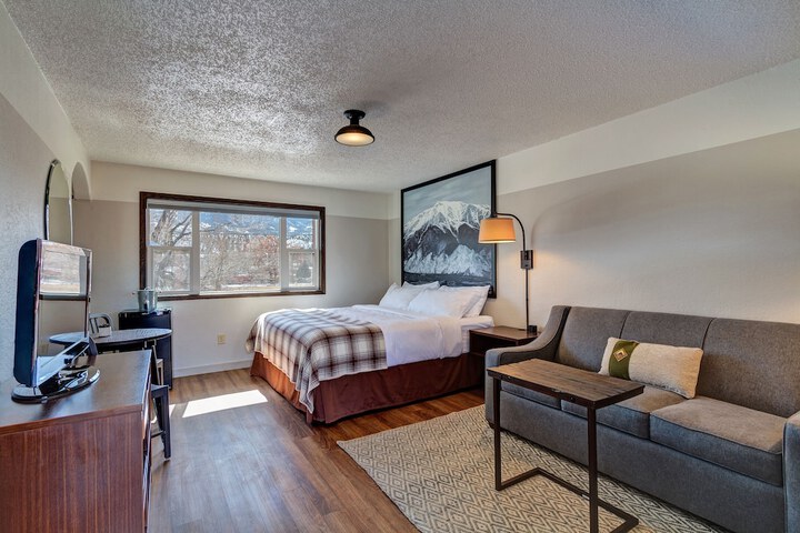 Room 32 of 53