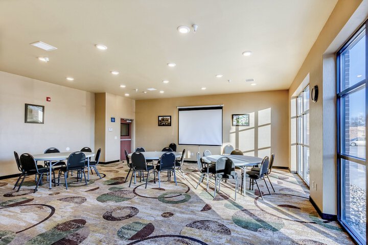 Cobblestone Inn & Suites - Waverly