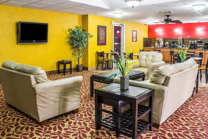 Econo Lodge Inn & Suites Walnut