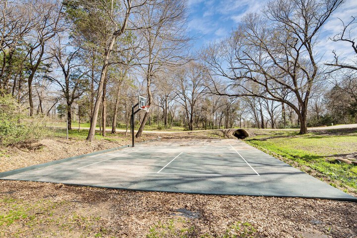 Pickleball / sport Court: Spacious Kemp Home!
