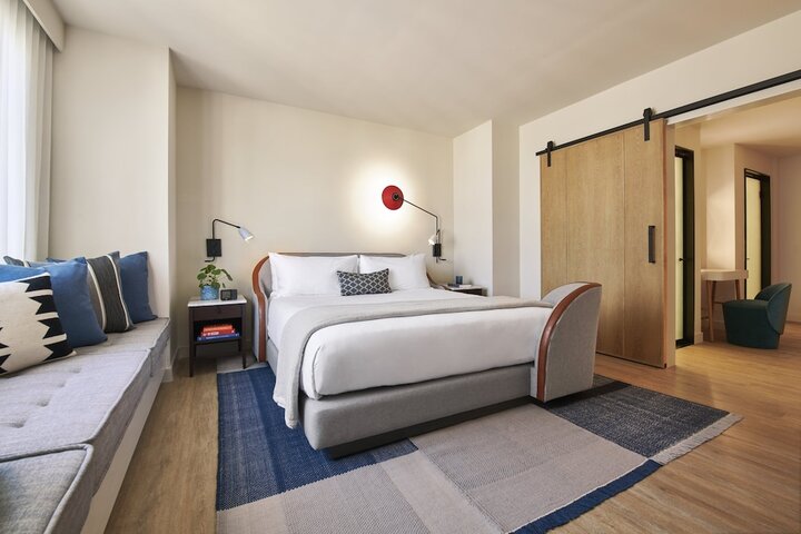 Room 27 of 63