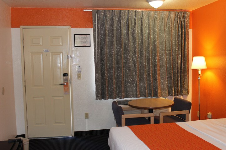 Howard Johnson by Wyndham Holbrook