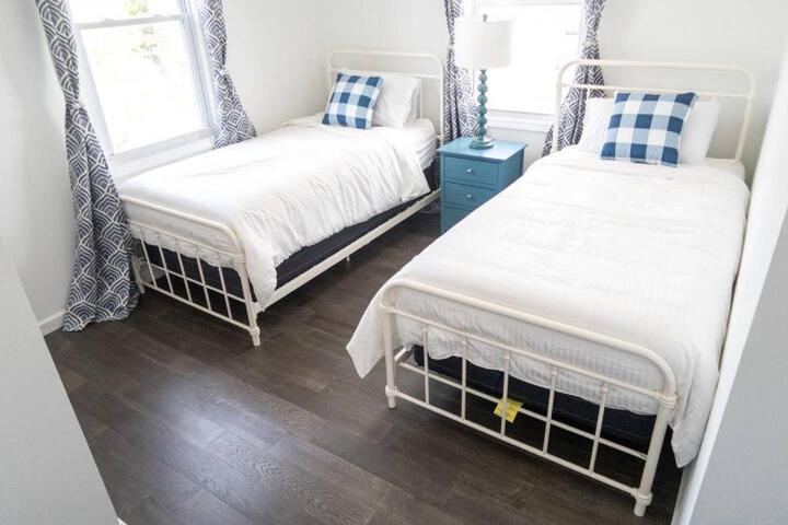 2 Blocks from Beach-Sleeps 16