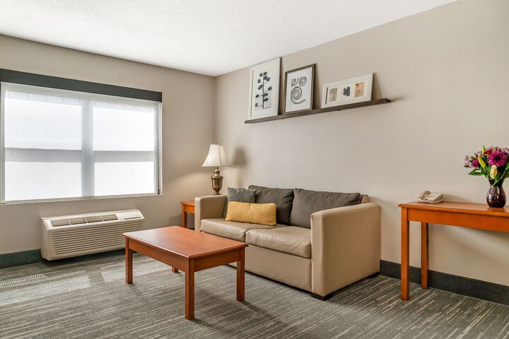 Country Inn & Suites by Radisson Rossford - Toledo South