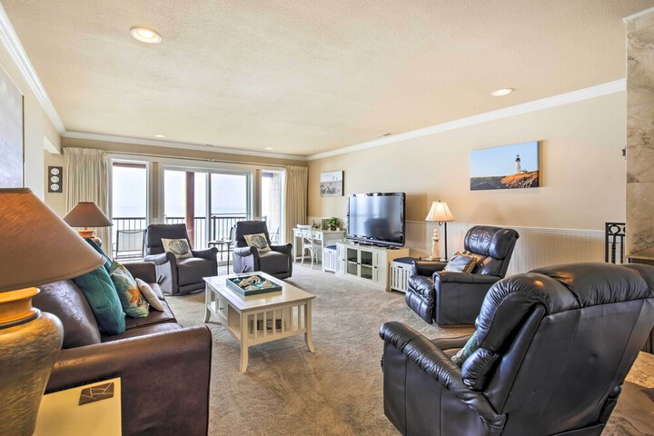 Beachfront Condo w / Patio & Views - Walk to Shore!