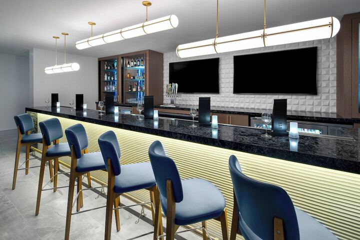 Lounge 58 of 62