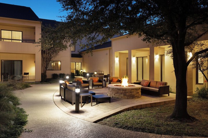Hotel Exterior 24 of 25