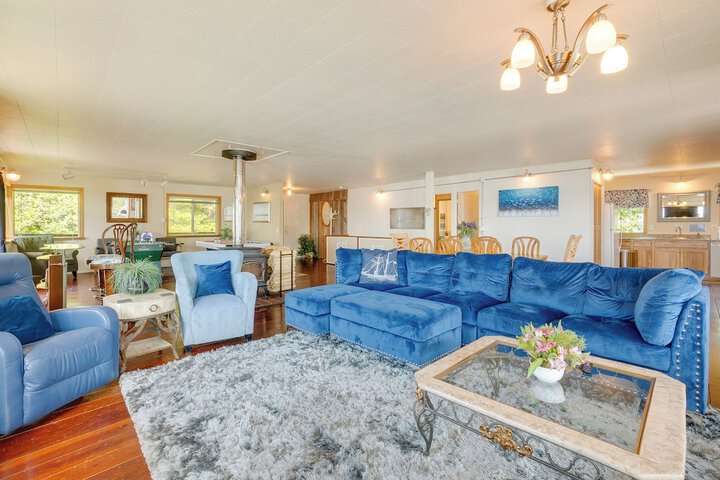 Waterfront Coos Bay Retreat w / Kayaks!