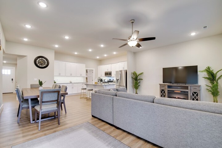 Charming Ozark Abode w / Yard & Pool Access