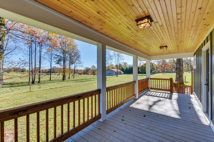 Modern Clarkesville Cottage w / Decks & Patio!
