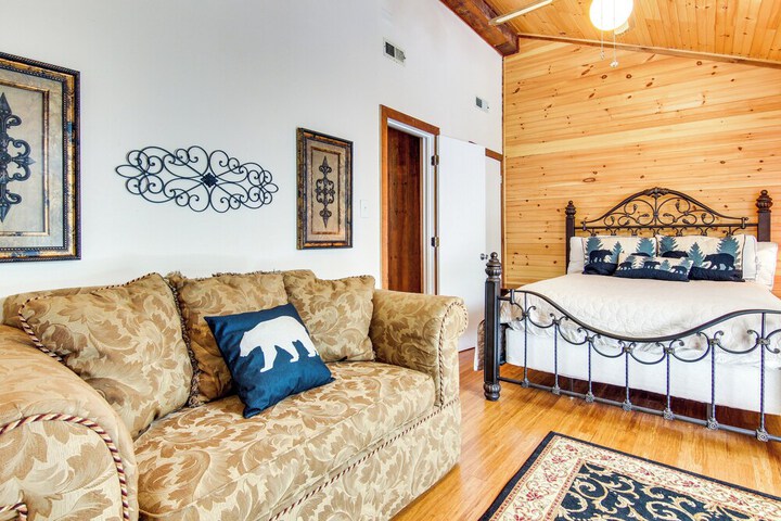 Hot Tub & Boat Dock: Lovely Lake Lure Retreat