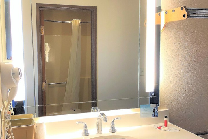 Room 10 of 32