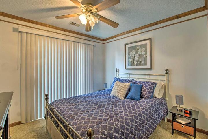 Shawnee Condo 10 Mi to Downtown Kansas City!