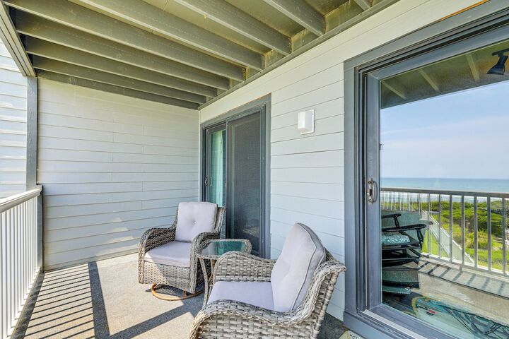 N Topsail Beach Oceanfront Condo w / Pool!