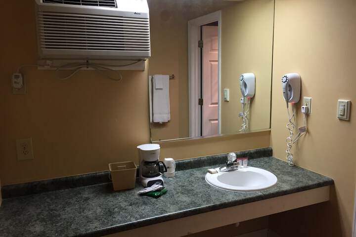 Wildwood Inn Tropical Dome & Theme Suites