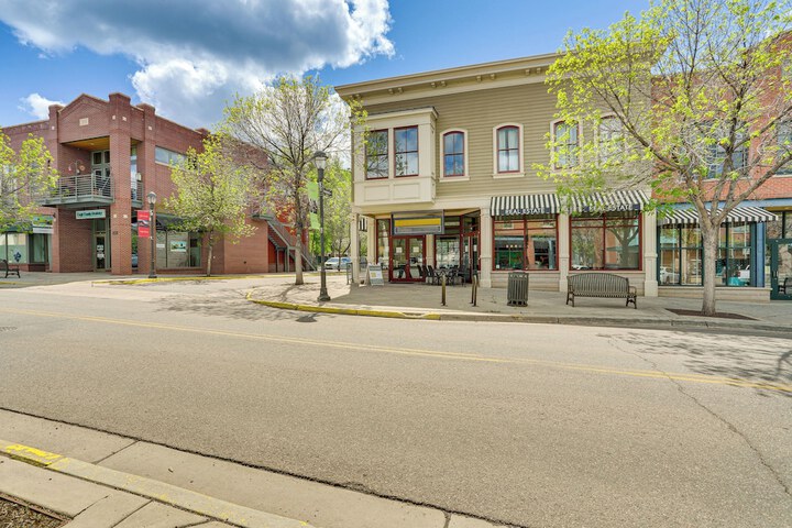 Near Trail: Dtwn Eagle Ranch Condo w / Balcony