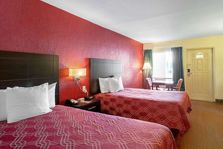 Econo Lodge Inn & Suites Clearwater Central