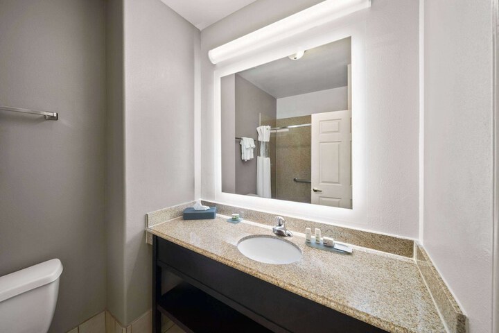 La Quinta Inn & Suites by Wyndham Deer Park