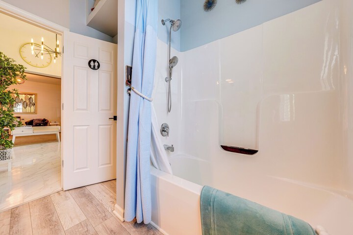 Spacious Waterfront Yorkville Getaway w / Yard