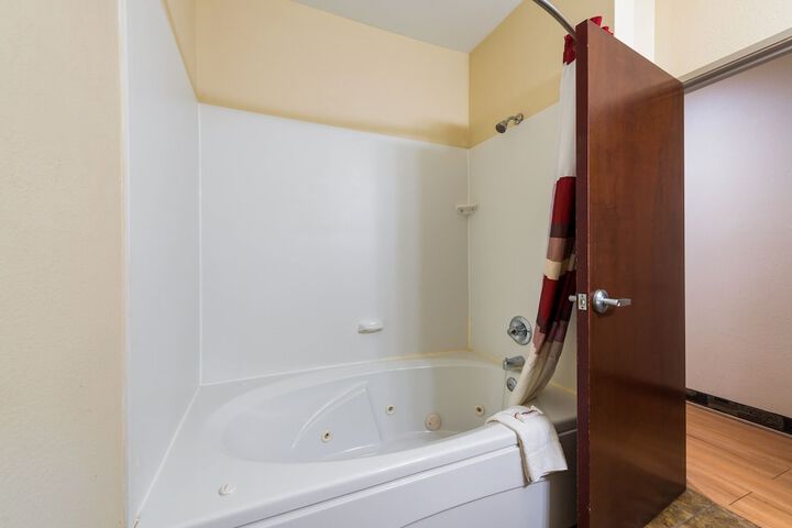 Econo Lodge Inn & Suites