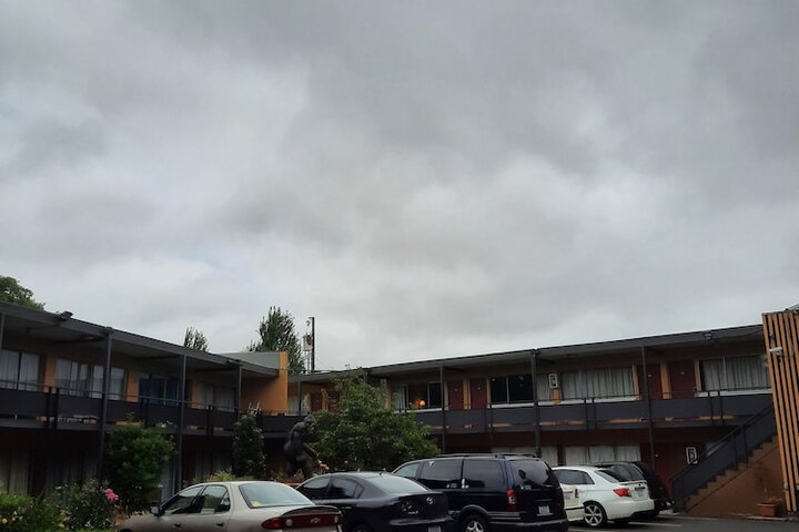 Longview Inn