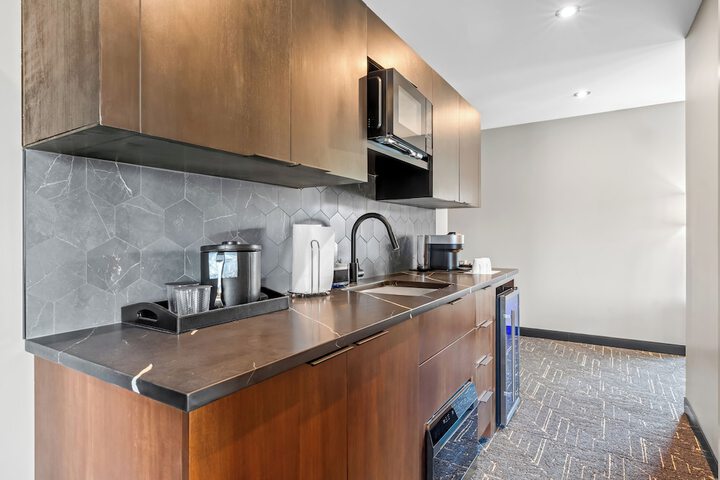 Beacon Suites Hotel
