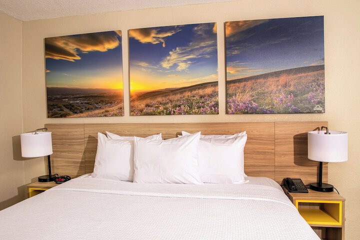 Days Inn and Suites by Wyndham Hammond IN