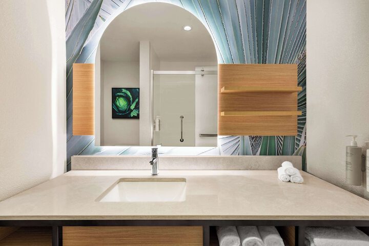 Room 43 of 100