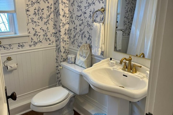 The Aurora Inn & Cottages