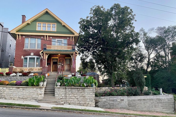 Vineyard Mansion & Carriage House Bed & Breakfast