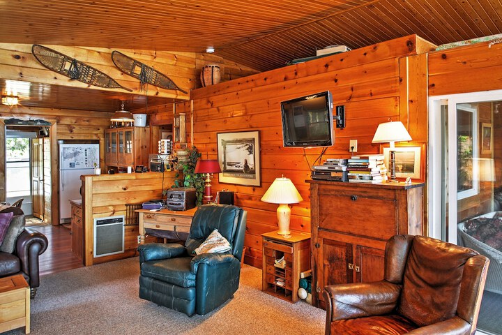 Newport Cabin w / Lakefront Private Porch & Grill!