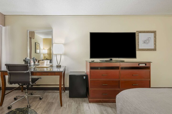 Room 13 of 34