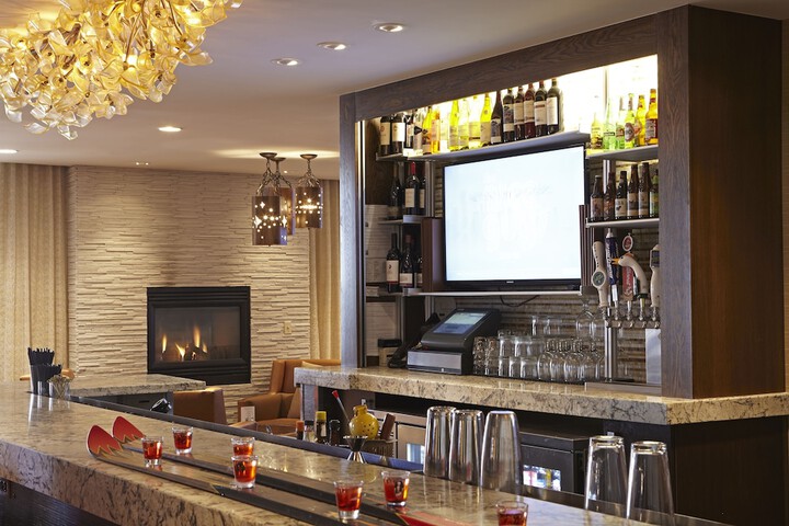 Lounge 31 of 35