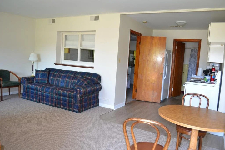 Buzzs Lakeside Inn