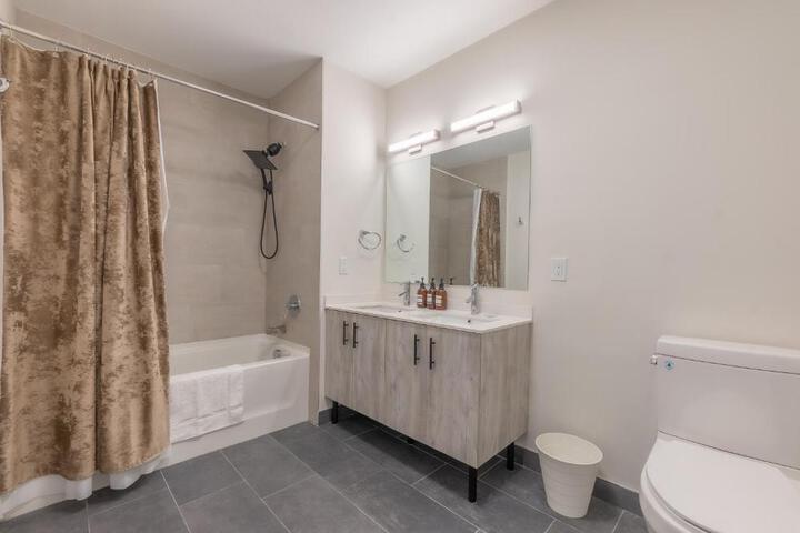 Opulence in Olive with Free Parking 2 BR 2 baths Suite, 5 beds and Sleeps 8