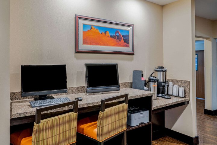Business Center 43 of 47