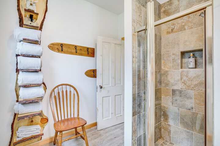 Lovely Rural Hixton Farmhouse w / Porch & Fire Pit!